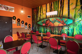 Clips Almádi belső dekor trópikus falképpel